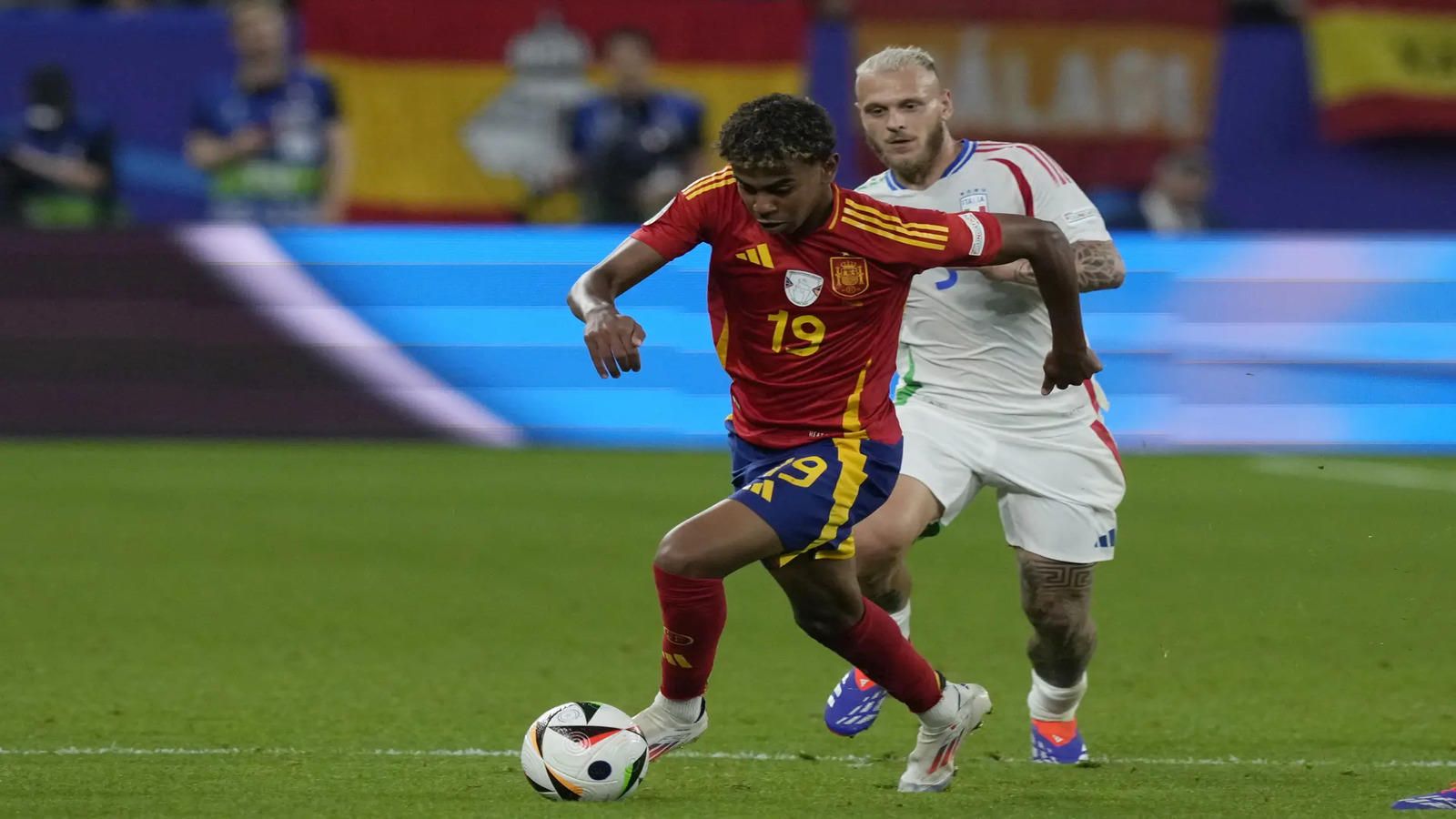  Lamine Yamal Hintergrundbild 1600x900. With Messi Style Dribbling And Skills, Lamine Yamal Thrills In Latest Spain Win At Euro 2024 Economic Times