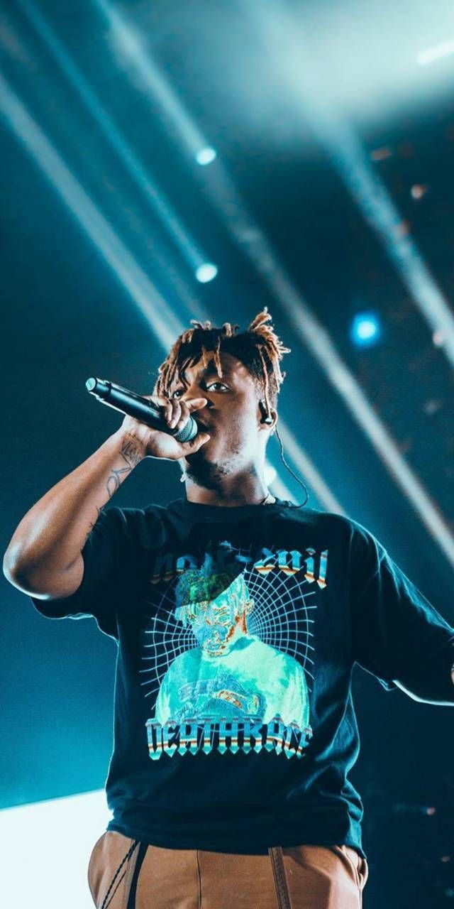  Juice Wrld Hintergrundbild 640x1280. Download free Cool Juice Wrld Singing During A Concert Wallpaper