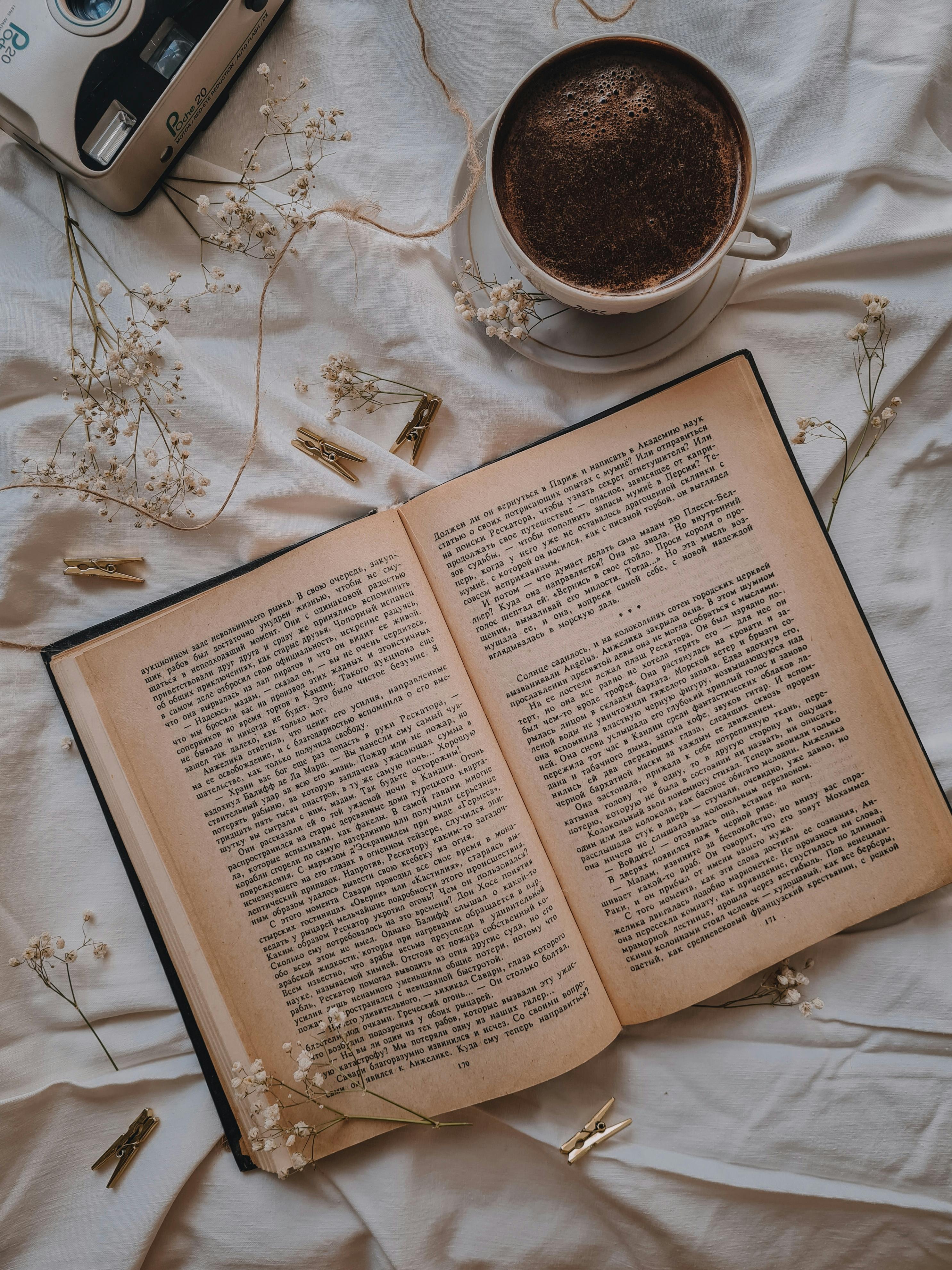  Bücher Hintergrundbild 2971x3962. Kostenloses Foto zum Thema: achtsamkeit, altes buch, ästhetisch, aufsicht, blumen, buchseiten, dekor, drinnen, einfach, entspannung, flatlay, freizeit, friedlich, friedvoll, gelassenheit, gemütlich, getränk, getrocknete blumen, hintergrund, inspiration