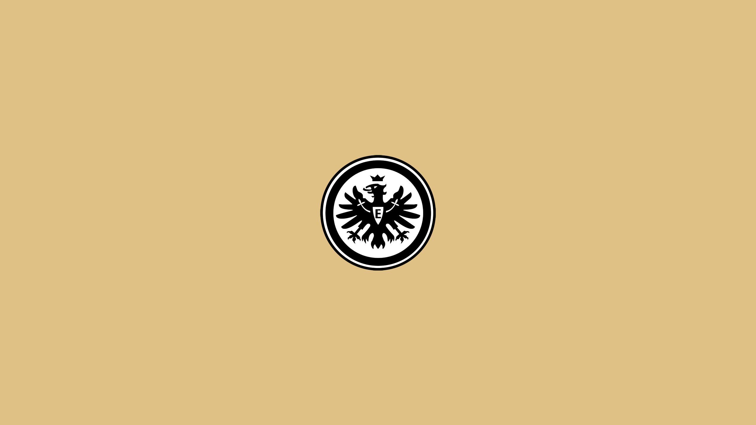  Eintracht Frankfurt Hintergrundbild 2560x1440. Mobile wallpaper: Sports, Logo, Emblem, Soccer, Eintracht Frankfurt, 502628 download the picture for free