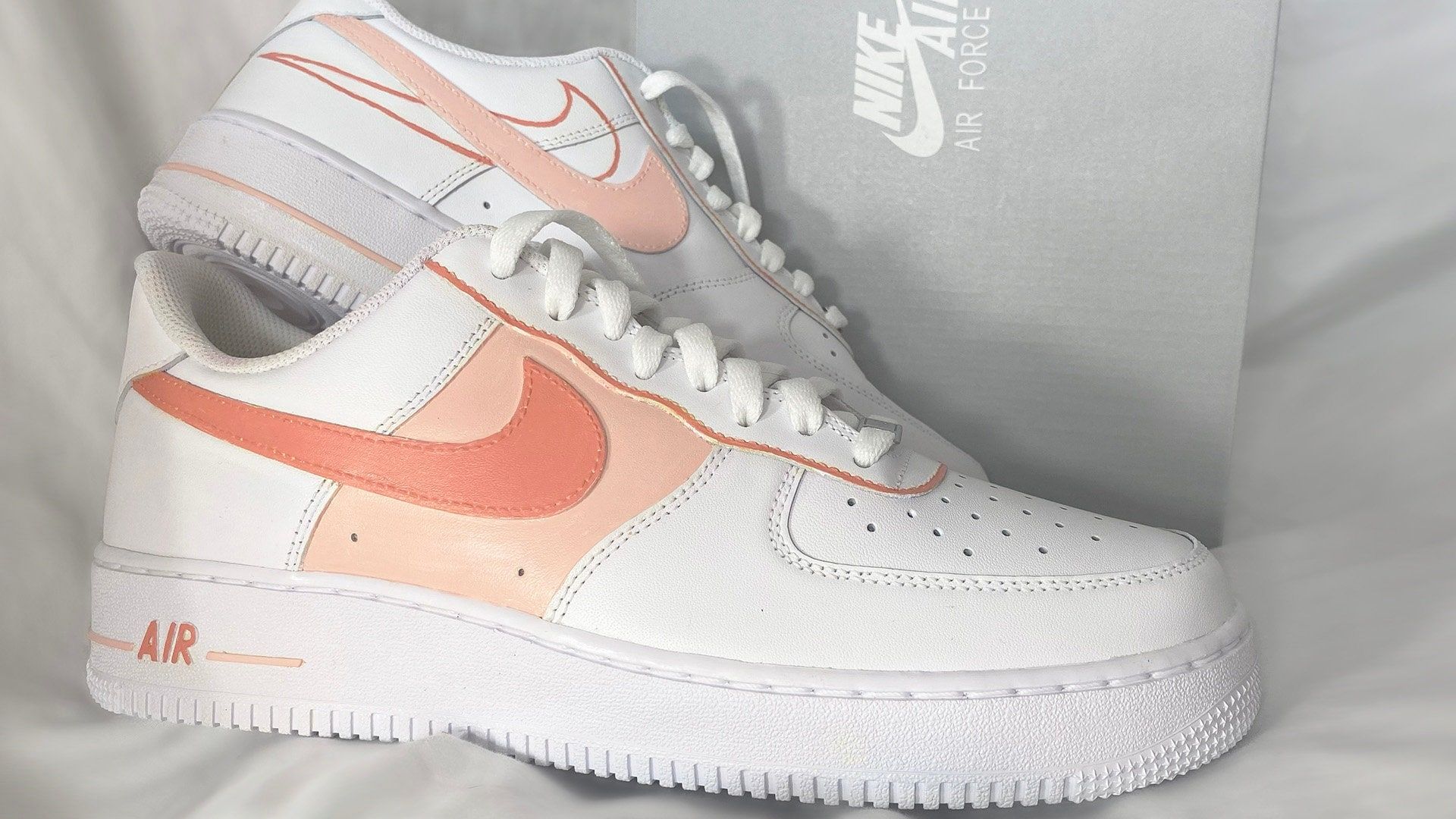  Nike Air Force Hintergrundbild 1920x1080. Pfirsich Custom Air Force 1 Pastell Orange Doppelter Swoosh Design AF1 Custom Design handbemalt Ästhetische personalisierte Schuhe