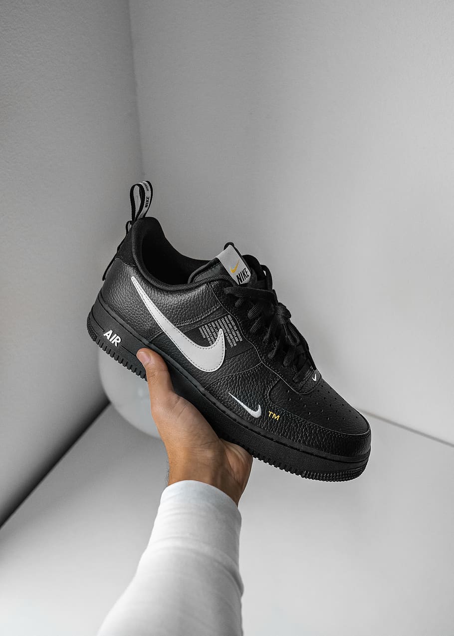  Nike Air Force Hintergrundbild 910x1274. HD wallpaper: black and white Nike Air Force 1 sneaker, human body part, one person