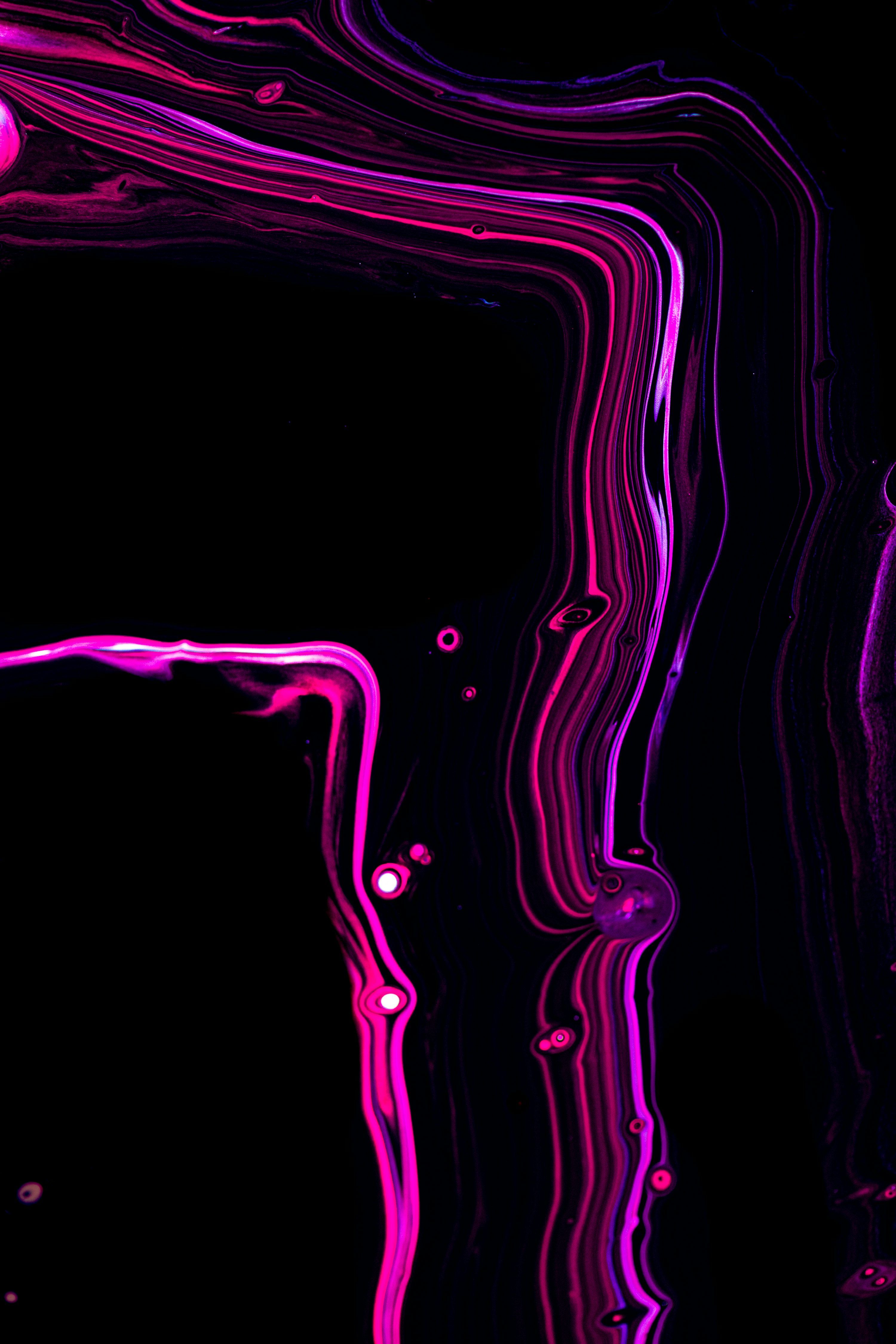  Linien Hintergrundbild 3000x4497. Ein schwarzer Hintergrund mit rosa und violetten Linien Foto