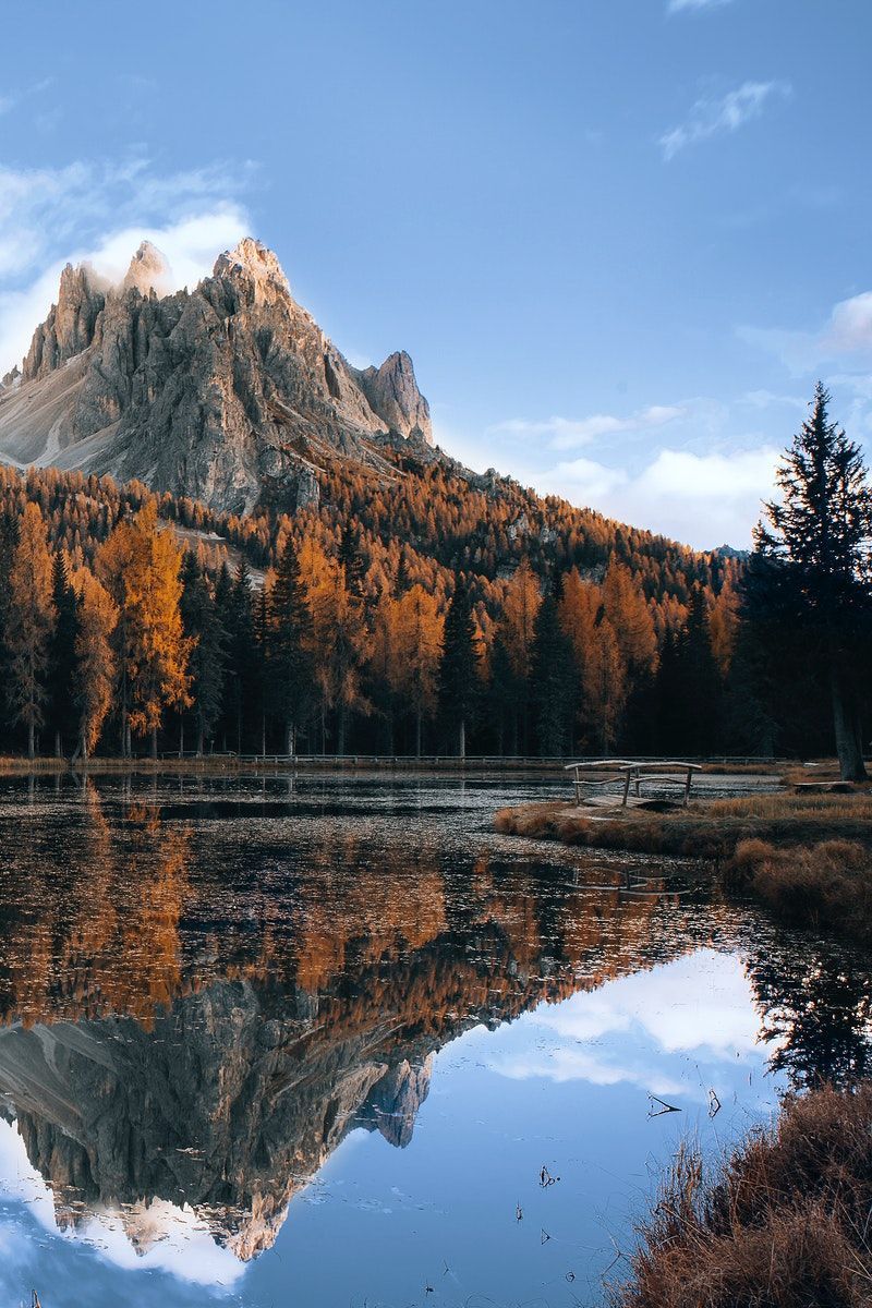  Lake Antorno Hintergrundbild 800x1200. Download premium image of Dolomites lake in autumn by Luke Stackpoole about italy, dolomiti, nature, alps, and autumn photo 2092699