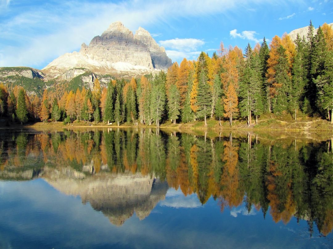  Lake Antorno Hintergrundbild 1080x810. Autumn Reflection of Mountain Pine Forest on Serene Lake Free Image from Pikwizard