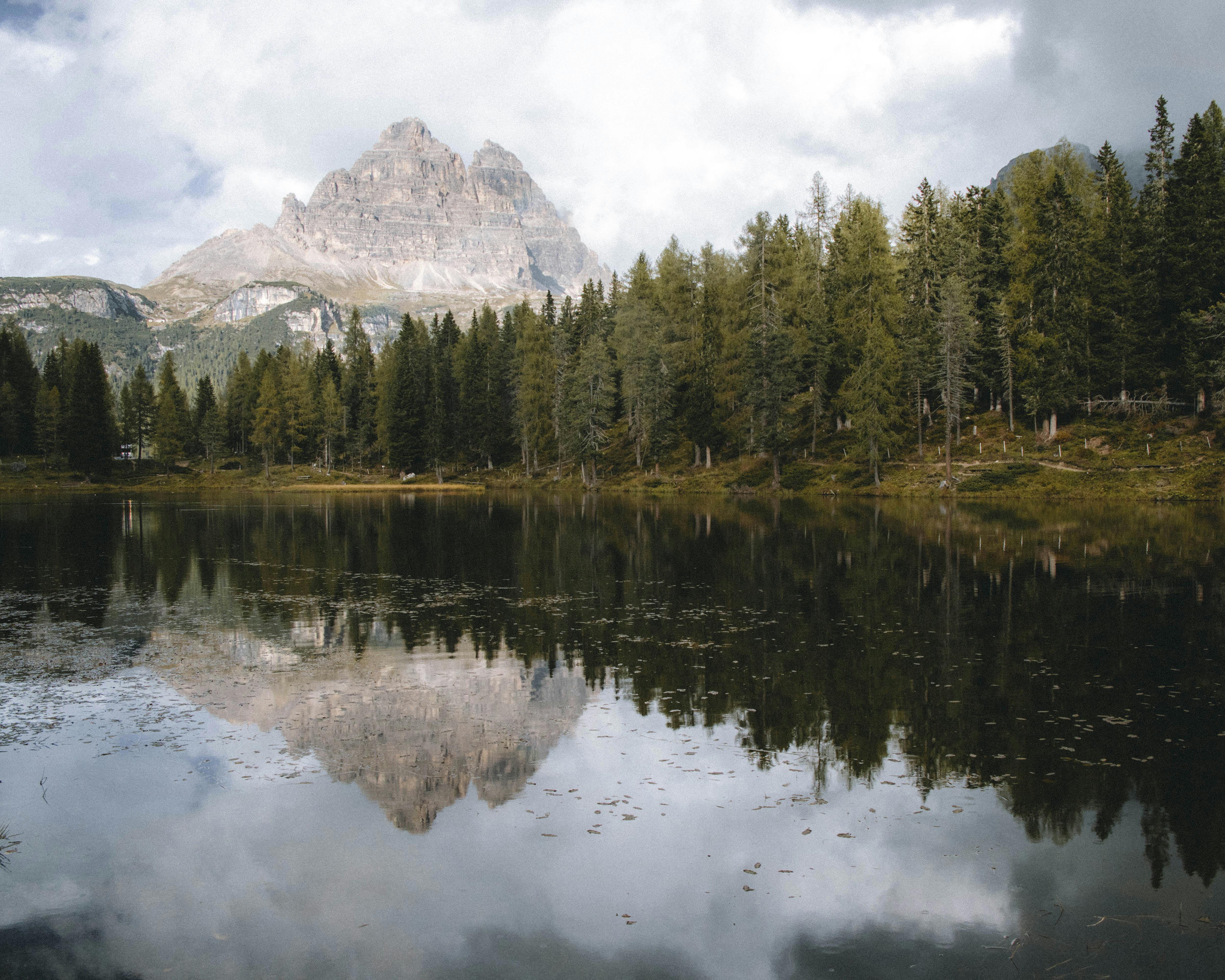  Lake Antorno Hintergrundbild 5000x4000. Forest Trees and a Mountain Reflected in the Lake · Free