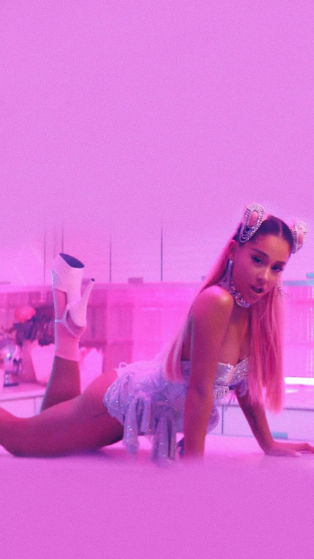  Handy Ariana Grande Hintergrundbild 1080x1920. Downloaden Arianagrande Mit Ihrem Hit Single 7 Rings Wallpaper