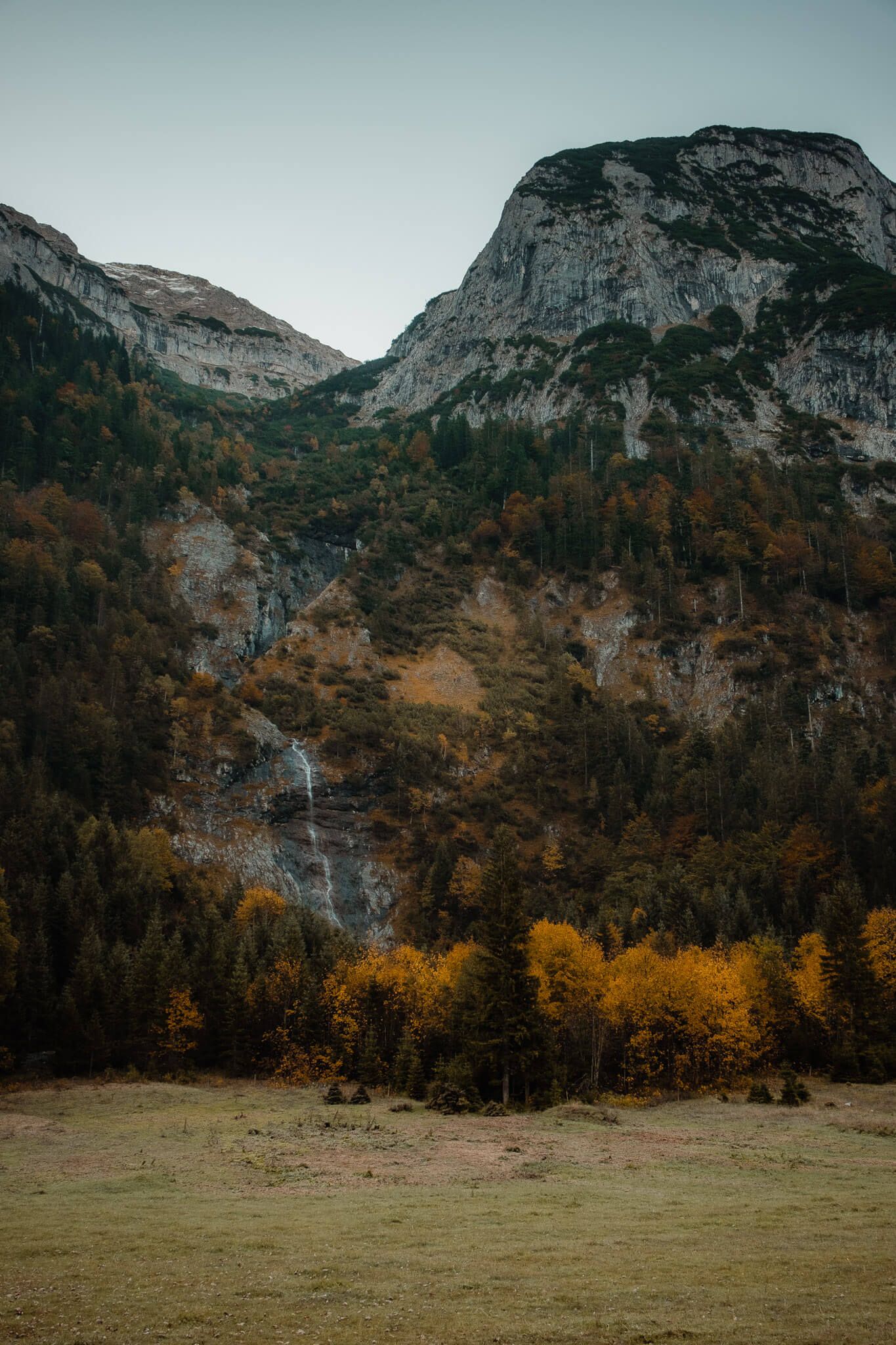  Herbst Schöne Landschaft Hintergrundbild 1365x2048. Ahornboden im Herbst