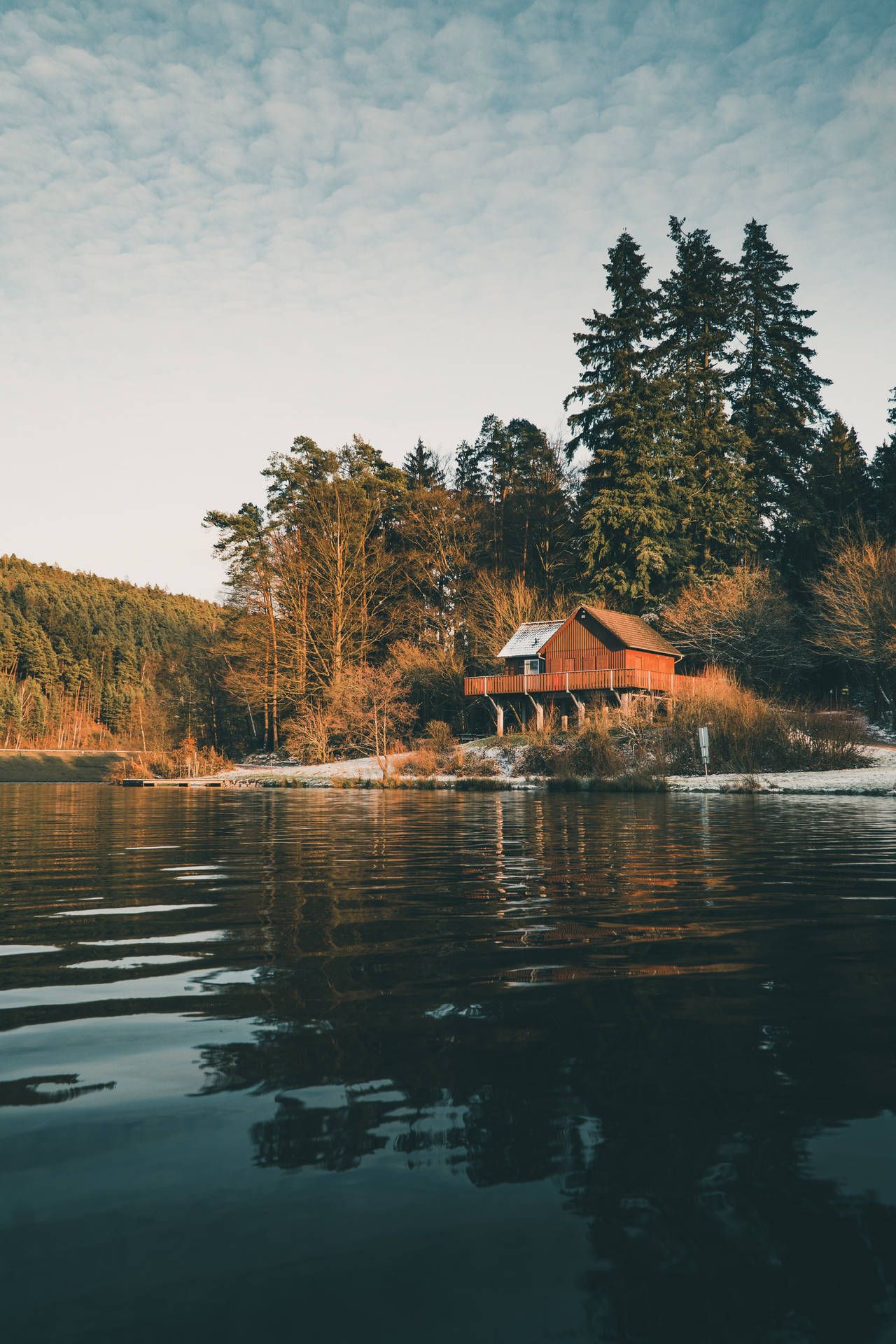  Herbst Kleines Haus Hintergrundbild 1280x1920. Downloaden Einruhiger Blick Auf Das Haus Im Wald Am See Wallpaper