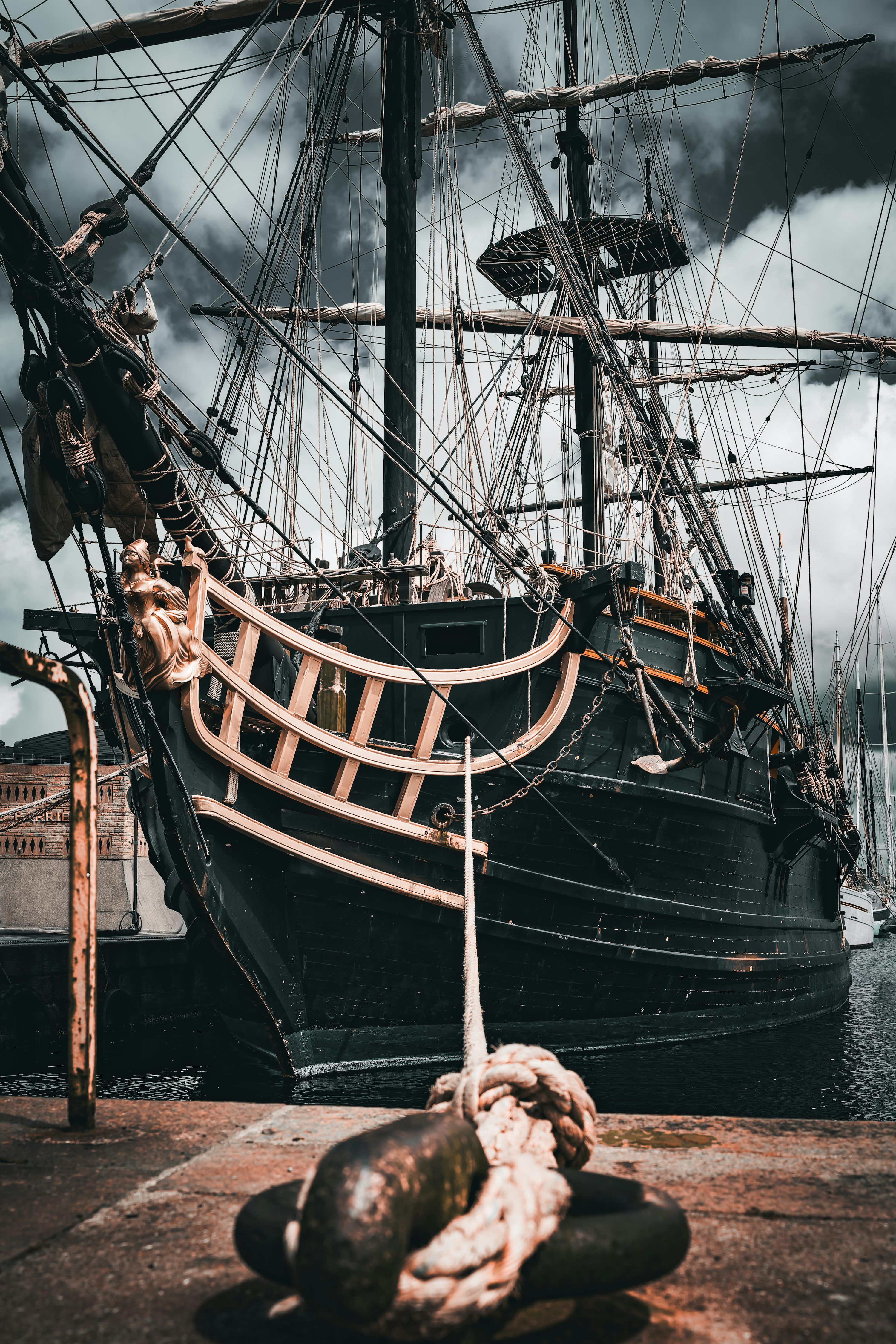  Segelschiff Hintergrundbild 3000x4500. Braunes und weißes Schiff auf dem Wasser Foto
