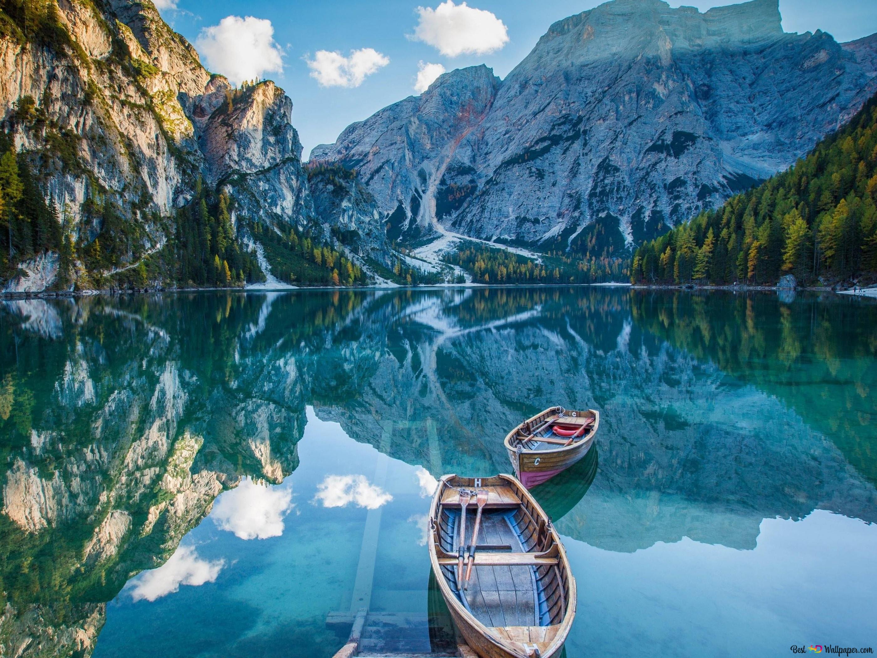  4k Natur Hintergrundbild 2800x2100. Boote im See zwischen den Bergen 4K Hintergrundbild herunterladen