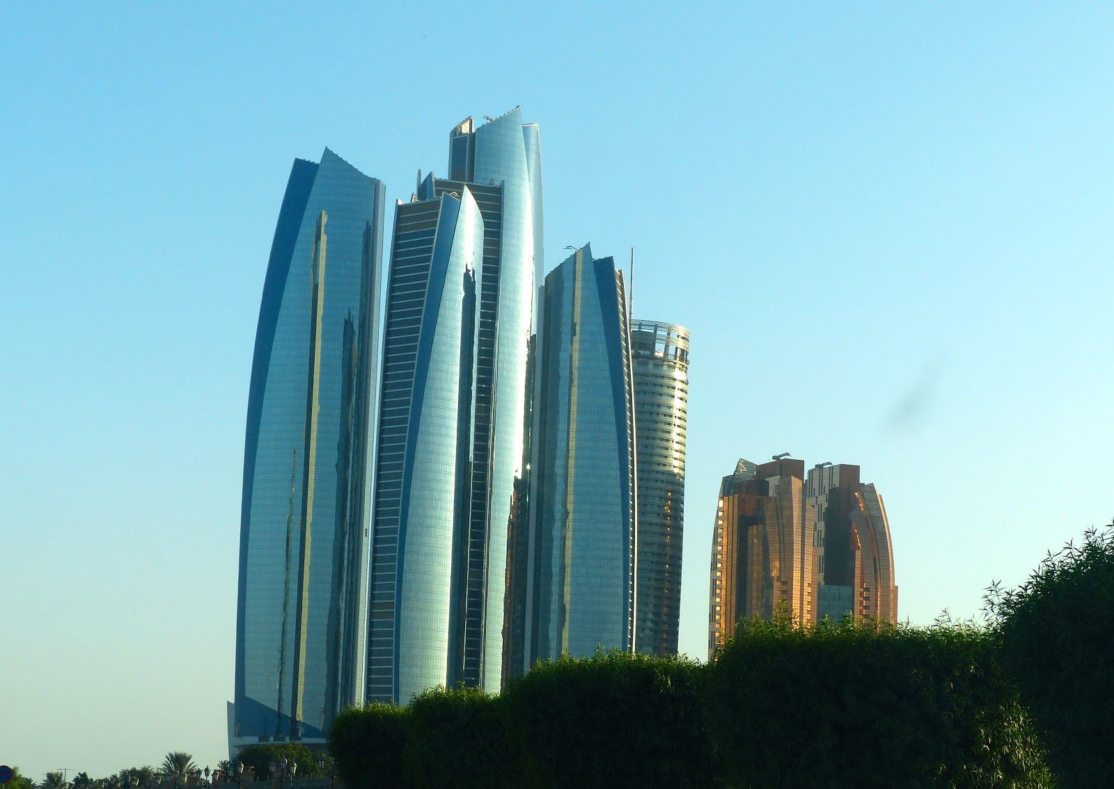  Abu Dhabi Tower Hintergrundbild 1600x1134. Smart Travels: Dubai & Abu Dhabi